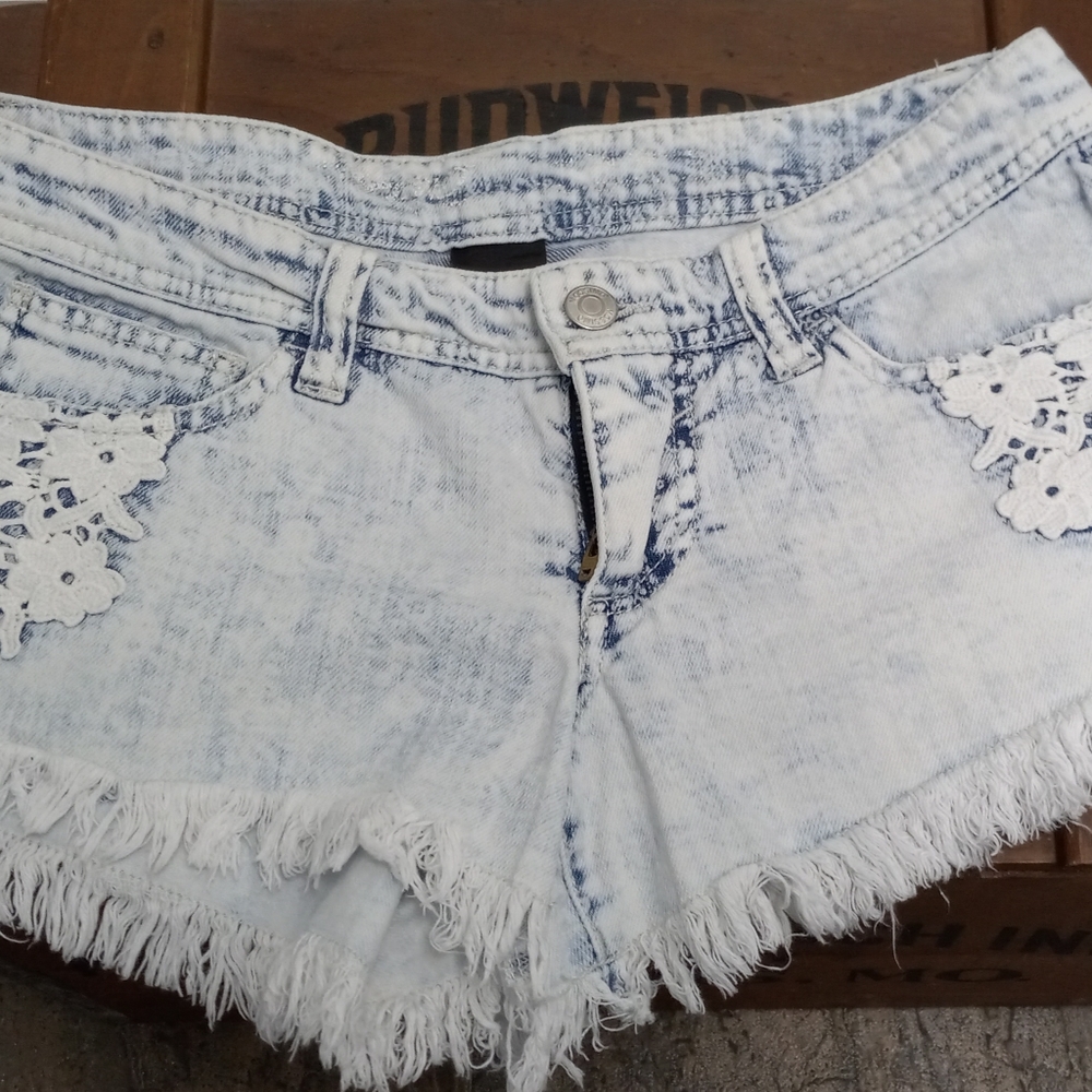 Super cute lacy cut off shorts 🔥❤